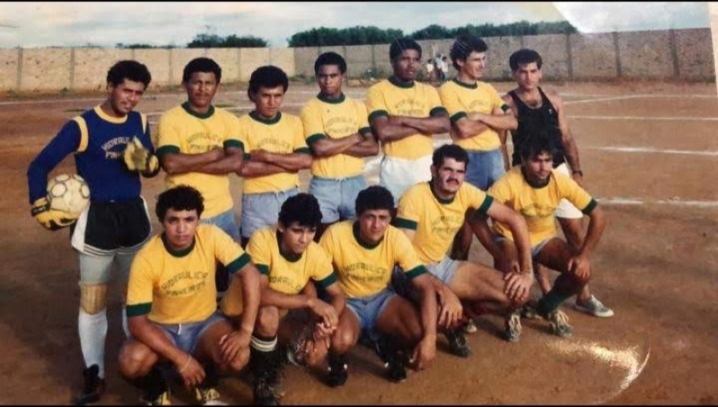 Time de futebol há 30 anos atrás no estádio municipal