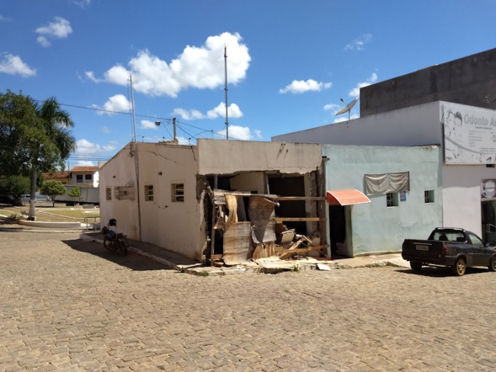 Estabelecimento destruído em assalto aos correios continua em ruínas à Praça dos Ferraz